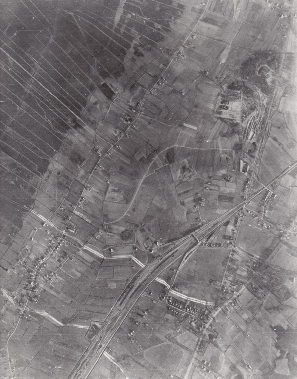 Luchtfoto RAF met tankgrachten Appelbergen en Glimmen