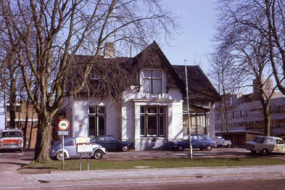 Politiebureau Rijksstraatweg 154 Witte huis op de bult 1200